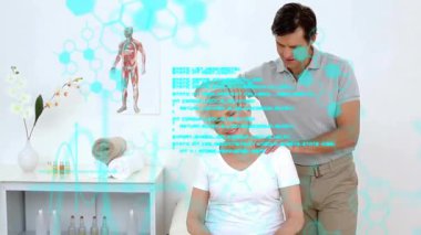Terapist ellerini kafatası-omuz üzerine koyuyor ve hastanın boynunu rahatlamak için grafiklerle esnetiyor. Sağlık, terapi, rehabilitasyon, rahatlama, anatomi, fizyoterapi, sağlık