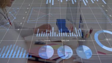 Masada oturan bir kadın, klavyeyle yüzen bar ve pasta grafikleri yazarak iş analizlerini güncelliyor. Profesyonel, analitik, dijital, iş, üretkenlik, modern, veri odaklı