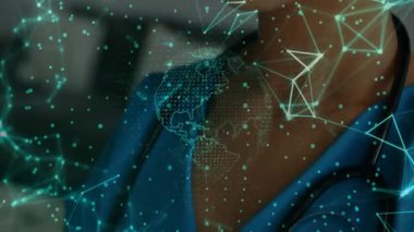 Steteskopla gülümseyen kadın doktor, titreyen deniz mavisi düğümleri, sağlığı vurgulayan küreyi oluşturuyor. Tıbbi, sağlık, teknoloji, dijital, yenilik, profesyonellik, fütüristik