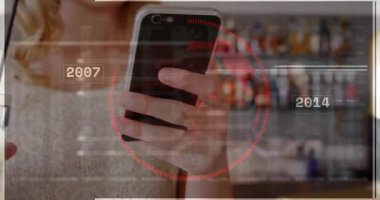Akıllı telefon tutan ve seyahat teknolojisi keşfeden bir kadın kokteyl yudumlarken dünya animasyonu yapıyor. Seyahat, teknoloji, küreselleşme, sosyal, boş zaman, modern, yaşam tarzı