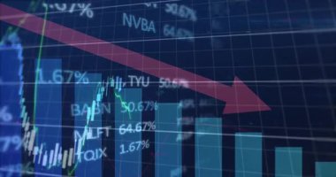 Çubuklar kırmızı okun altında doldukça, şamdan ve mavi çizgiler yükseliyor, düşüş gösteriyor. Finansal analiz, veri görselleştirme, borsa, dijital grafikler, iş zekası, teknik tablo, sanayi analitiği
