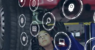 Otomotiv teknisyeni, dijital ikonlar yön gösteren şasi denetimi yaparken LED ışığına uzanıyor. Teknisyen, tanı, holografik, dalgın, endüstriyel, fütüristik, onarım