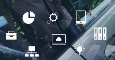 Sıradan giyimli adam düğmeye basıyor, teknik ikonlar kaybolurken, arabaya girmeye hazırlanıyor. Otomobil, yaşam tarzı, modern, teknoloji, ulaşım, açık hava, profesyonel