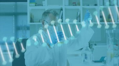 Kıdemli bilim adamı, heliks kayması ile genetik test için örnek almadan önce maskeyi kontrol ediyor. Laboratuvar, bilim, araştırma, genetik, analiz, yenilik, kesinlik