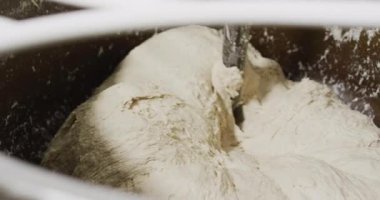 Fırında ekmek için ekşi ekmek karıştıran mikser animasyonu. Pastanede çalışmak, bağımsız küçük işletme.