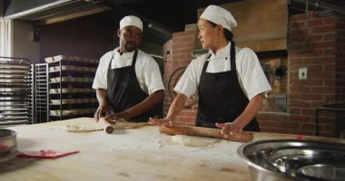 Çeşitli kadın ve erkek fırıncıların ekmek için ekmek hamuru yuvarlamasının animasyonu. Pastanede çalışmak, bağımsız küçük işletme.