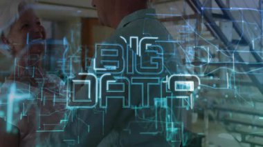 Üst düzey çift yüzen devreler halinde gülümseyerek teknolojiyi kucaklayan büyük veri tabanı oluşturuyorlar. Yaşlılar, şefkat, yenilik, bağlantı, modern, sıcaklık, teknoloji