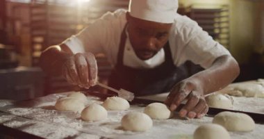 Afro-Amerikan erkek fırıncının ekmekleri hazırlama animasyonu. Pastanede çalışmak, bağımsız küçük işletme.