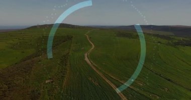 Pürüzsüz hava manzarası HUD katmanlı halkaları etkinleştiriyor ve yeni ortaya çıkan iğne simgesi tarlaları eşleştiriyor. Tarım, haritalama, teknoloji, kırsal, manzara, coğrafi, bilgisayar grafikleri