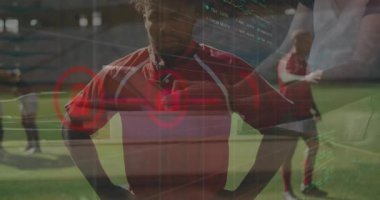 Futbolcu sahaya giriyor, teknik tarama verileri kilidi açıyor, koç eşleştirme sensörü. Sporcu, takım çalışması, yenilik, veri, performans, eğitim, dijital