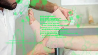 Ayakları destekleyen fizyoterapist ve ayak bileği desteği için sekiz numaraya elastik bandaj. Rehabilitasyon, fizyoterapi, tıbbi, destek, terapi, sağlık, tedavi