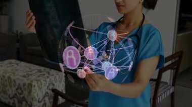 Radyografi filmi tutan kadın doktor hologramın tanı için genişlemesini ve dönmesini sağlıyor. Tıbbi, teknoloji, yenilik, holografi, teletıp, sağlık, fütüristik