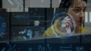 Stylus 'u seçen ve UI kaplamasını dinleyen bir kadın teknik çizelgeleri analiz edip telefona konuşuyor. Teknoloji, işbirliği, dijital, yenilik, iletişim, modern, profesyonel