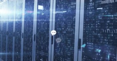 İkili sunucu rafları açılıyor, sohbet baloncukları ortaya çıkıyor kümelenen görselleştirme veri akışı azalıyor. Teknoloji, iletişim, dijital, veri, ağ, siber güvenlik, yenilik