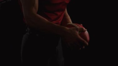 Futbolu aktifleştiren erkek sporcu karanlık stüdyoda kod yayınlama teknolojisi kaplaması kaldırma kaskı. Sporcu, spor, dijital, teknoloji, gelecek, performans, yenilik