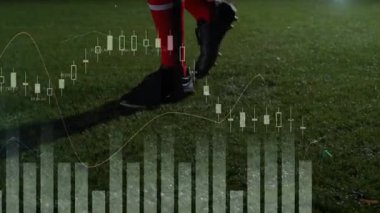 Futbolcu, selle aydınlanan sahada topa hafifçe vuruyor finansal tabloların takibi gibi top sürüyor. Atletik, dinamik, hassasiyet, hareket, rekabet, açık hava, yoğunluk