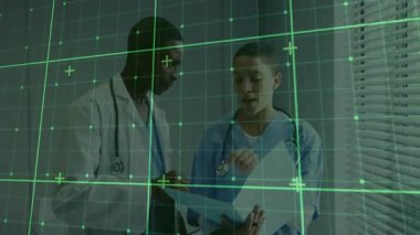 Klinik hekiminde kadın klinisyen başlangıç çizelgesi altı çizili tedavi planını işaret ediyor. Tıbbi ekip, işbirliği, profesyonellik, klinik çevre, sağlık hizmetleri, belgeler, iletişim