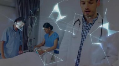 Doktor panoyu inceliyor ve hemşire serumu ayarlıyor. Ağ hatları, tele-sağlık sağlayan küreyi oluşturuyor. Tıbbi ekip, teletıp, dijital sağlık, sağlık teknolojisi, hasta bakımı, hastane koğuşu, bağlantı