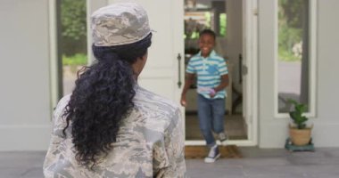 Mutlu Afro-Amerikan askerlerinin anne ve oğlunun kucaklaşmasının animasyonu. Aile, birliktelik, ordu ve Amerikan vatanseverliği kavramı.