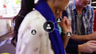 Dört iş arkadaşı ofis köşesine giriyor ve iş toplantısı sırasında animasyon kullanıcı ağı oluşturuyor. İşbirliği, takım çalışması, yenilik, modern, profesyonel, dijital, bağlantı