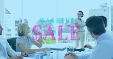 Sunucu pasta grafiği çiziyor ve takım iş toplantısında alkışlarken neon kütle satışı gösteriyor. İşbirliği, takım çalışması, profesyonel, kurumsal, strateji, sunum, beyin fırtınası