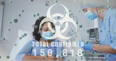 Hemşire aşı çektikten sonra hastaya enjekte ederken virüs sayısı sağlık verileri için artıyor. Tıbbi, aşı, sağlık hizmeti, klinik, önleme, aşılama, kısır