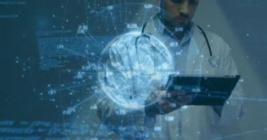 Doktor tableti tutuyor, hologram küresi ekranın üzerinde beliriyor, sağlık verilerini araklıyor. Gelecek, teknoloji, sağlık, yenilik, veri, görselleştirme, dijital