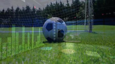 Grafik, kaleci dalıp topu analiz için saklarken futbol sahasında kayboluyor. Analizler, veri görselleştirme, spor teknolojisi, atletik performans, eğitim, rekabet, dijital ortam