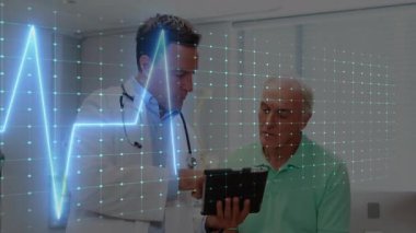 Doktor EKG dalga formunu hastayı işaret ederek tablet animasyonunu gösteriyor, sağlık verileri incelemesi için kaydırıyor. Tıbbi, danışma, dijital, sağlık, teknoloji, son sınıf, klinik