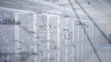 Dijital kaplama sunucu dolaplarının üzerinde kayboluyor düğümleri birleştiriyor ve veri akışını görselleştiren grafikler atıyor. Teknoloji, ağ oluşturma, veri, dijital, altyapı, siber, yenilik