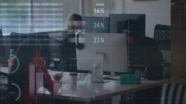 İş arkadaşları finans raporlarını incelerken, animasyon çizelgeleri ortaya çıkıyor ve pasta grafiğine işaret ediyor. İş, takım çalışması, veri, analitik, işbirliği, strateji, modern