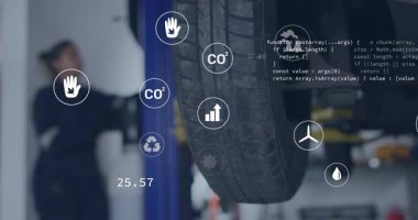 Tamirci, teşhis taraması sırasında otomotiv lastiklerini izliyor. Simgeleri başlatıyor ve kodları kaydırıyor. Teşhis, sürdürülebilirlik, teknoloji, verimlilik, otomasyon, yenilik, çevre