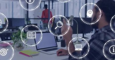 Meslektaşım yazarken, teknisyen akıllı telefonu döndürerek ekranı sele boğuyor. Ofis, işbirliği, yenilik, dijital, takım çalışması, modern, beyin fırtınası