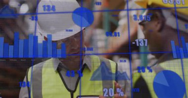 Site mühendisi ve ustabaşı depodaki veri örtüsüne tepki göstererek bar çizelgeleri ve yüzdeleri inceliyor. Teknoloji, analitik, işbirliği, sanayi, lojistik, takım çalışması, veri görselleştirmesi