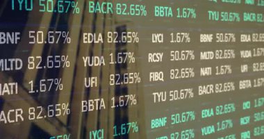 Şeffaf finans kalbinin açılması bisiklet yüzdeleri ve cam duvardaki kazanımların altını çizmek. Teknoloji, veri, analitik, finans, modern, kentsel, dijital