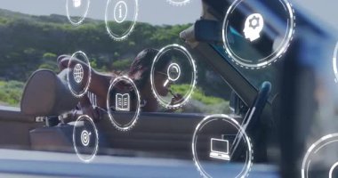 Kadın ruj ayıklıyor ve dijital ikonlar teknolojinin yörüngesindeyken araba sürerken makyaj yapıyor. Lüks, yaşam tarzı, sofistike, modern, yenilik, hareketlilik, açık hava