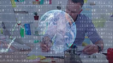 Analizci çizimleri ikili değerleri tetikliyor ve sonra dizüstü bilgisayarı yazarak finans görüntülerini yoğunlaştırıyor. Veri analizi, dijital çalışma alanı, teknoloji, profesyonel, konsantrasyon, iş dünyası, yenilik