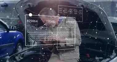 Otomatik teknik tıkırtı tablet ekranı, tanılama başlatılıyor ve yüzen motor veri panelleri gözden geçiriliyor. Teknoloji, tanı, otomasyon, yenilik, onarım, mühendislik, bakım