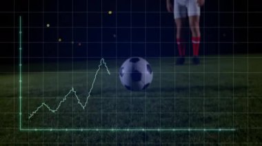 Futbolcu, hareketli çizgi grafiği ile topa yaklaşıyor. Analiz için tepiniyor ve tekmeliyor. Spor, teknoloji, analitik, açık hava, atletizm, performans, rekabet