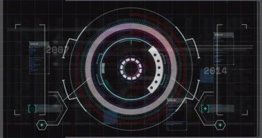 Görünümlü holografik arayüz titreşimli halkalar dönerek ve yılların gidişatını güncelleyerek trendleri gösteriyor. Veri görselleştirme, fütüristik, teknoloji, dijital, arayüz, analiz, hareket grafikleri