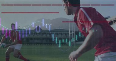 Lider rugby oyuncusu, spor sahasında pası yakalıyor. Hız ve güç ölçümlerini görselleştiriyor. Sporcular, takım çalışması, antrenman, performans, analitik, açık hava, spor