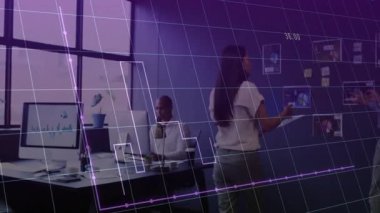 Veri ızgarası, proje planını tartışan ekip olarak hareket eden kadını motive etmekte zayıflıyor. İşbirliği, takım çalışması, yenilik, dijital, modern, ofis, planlama