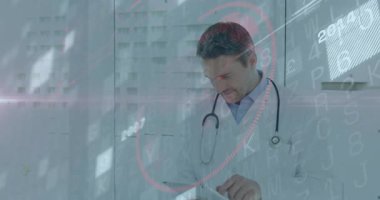 Doktor tıklayarak ve koridordaki tableti araklayarak hasta zaman çizelgesini yıllarca gözden geçirdi. Tıbbi, teknoloji, gösterişli, profesyonel, yenilik, sağlık, dijital