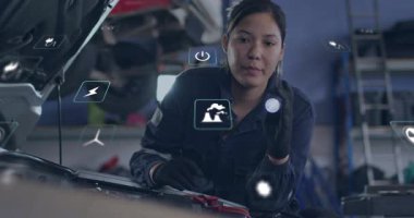 Garaj teknisyeni motorda parlayan ışık, UI ikon çemberi olarak ayarlanan kablo emisyonları gösteriyor. Otomotiv, teftiş, tanı, yenilik, bakım, teknoloji, sürdürülebilirlik