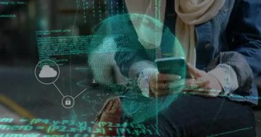Akıllı telefonları dinleyen, holografik simgeleri başlatan ve teknoloji demosu için veri transferini ayarlayan bir kadın. Teknoloji, bağlantı, yenilik, fütürizm, dijital, ağ, akıllı aygıtlar