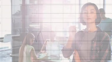 Sunucu öne çıkıyor ve iş büyümesi için tahtaya veri tablosu çiziyor. İşbirliği, analitik, yenilik, takım çalışması, şirket, teknoloji, modern