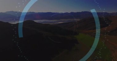 Hava taramasından sonra, kalkan ikonu etrafında daireler genişleyerek güvenliği görüntülüyor. Dağlar, manzara, teknoloji, güvenlik, veri, dijital, navigasyon