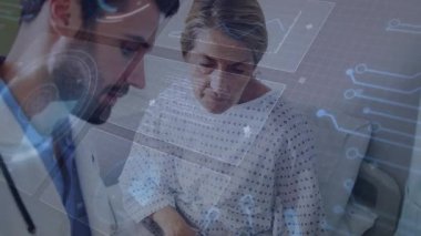 Hekimler tableti tıkırdatıyor, yüzen sağlık grafikleri hasta gelişimini, tedavi planını açıklıyor. Tıbbi, sağlık, teknoloji, hasta bakımı, teşhis, teletıp, klinik