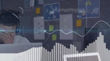 Hareket eden grafiklerle bilgisayara odaklanmaktan yorulduğunda gözlerini ovuşturan erkek ses mühendisi. Teknoloji, analitik, dijital, profesyonel, konsantrasyon, yenilik, çalışma alanı