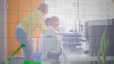 Danışmanların masaya yaslanması genç analistin büyümeyi takip eden iş grafikleriyle yazmasını tetikliyor. İşbirliği, akıl hocalığı, veri analizi, modernlik, takım çalışması, profesyonel gelişim, canlı